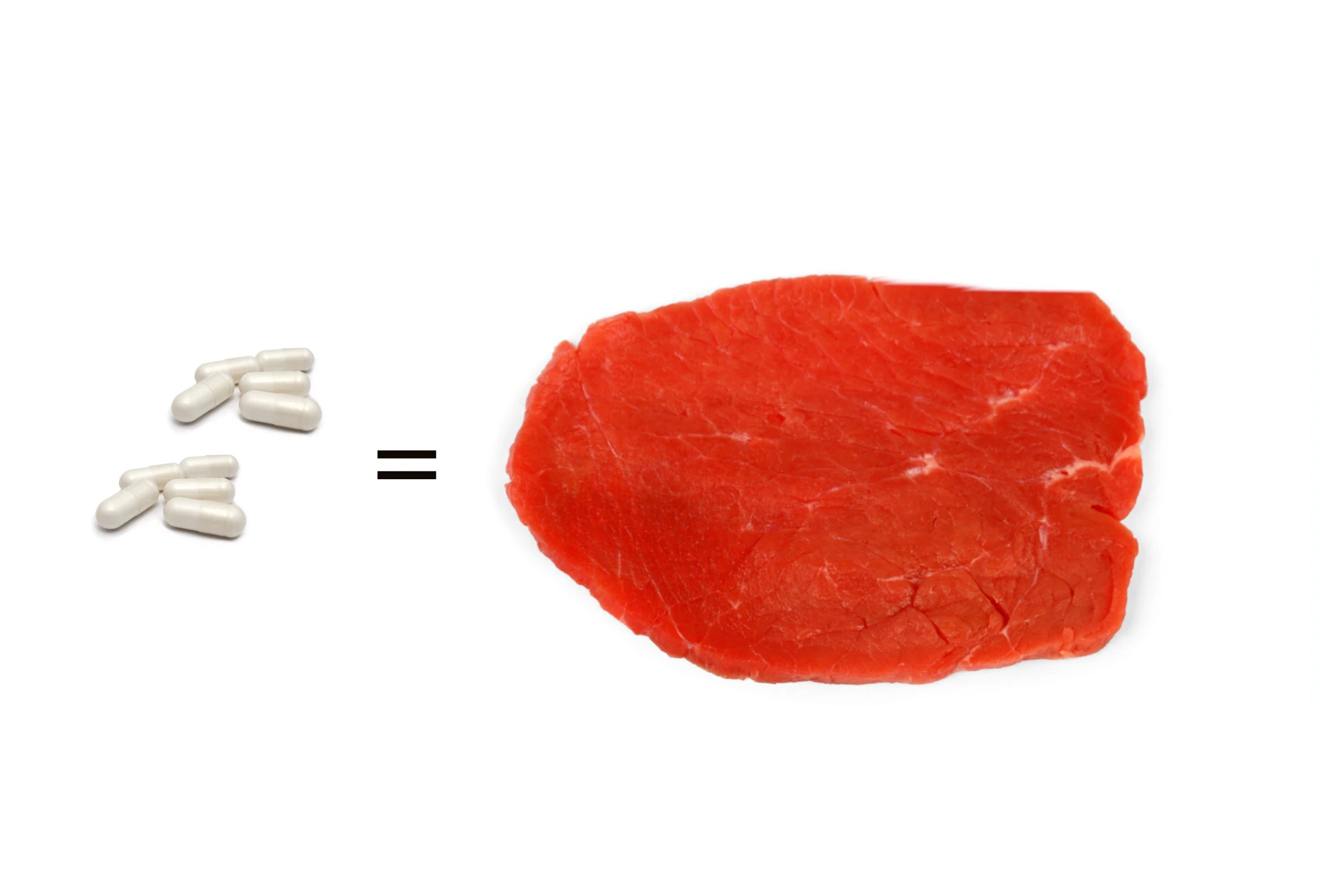 Man sieht zehn kleine weiße Kapseln und daneben ein großes Stück rotes Fleisch. Das Bild zeigt Moretti Kapseln und das zehn Stück davon so viel Eiweiß enthalten wie ein großes Steak.